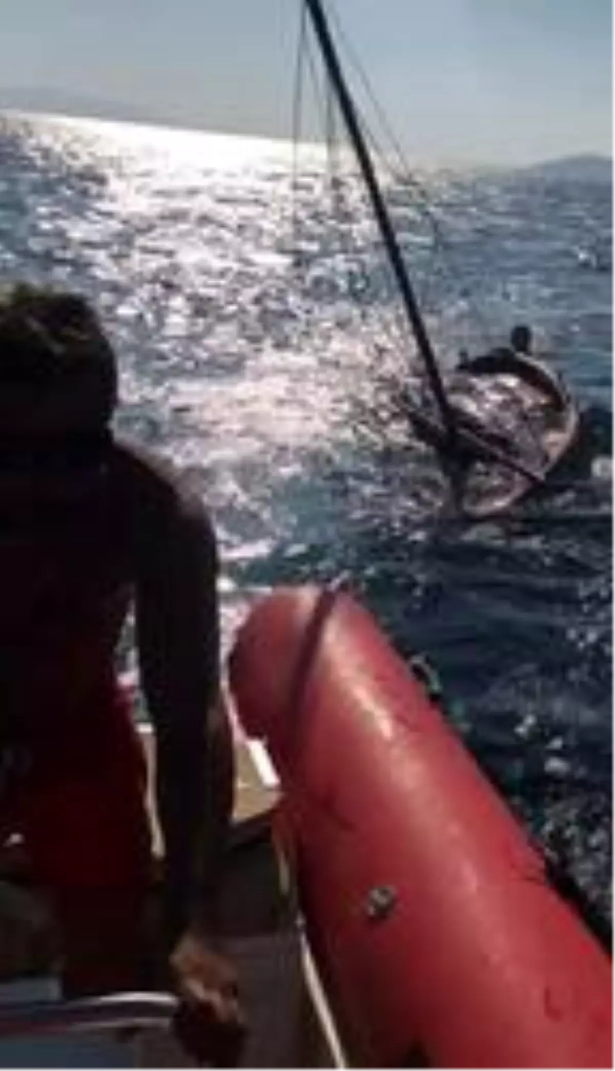 Alabora olan teknedeki 3 kişiyi kurtarma anları, cep telefonuyla görüntülendi