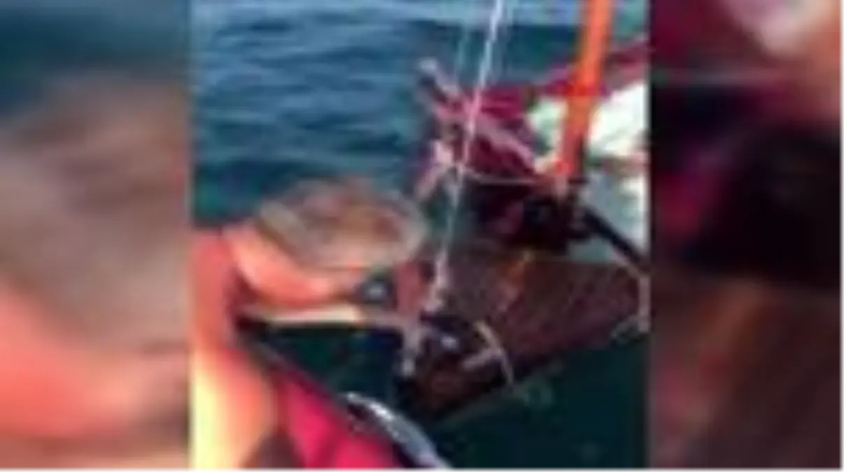 BURSA Alabora olan tekne ve beraberindeki 3 kişi kurtarıldı Kurtarılma anları kamerada