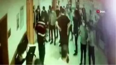 Tartıştığı doktor kapıyı üzerine kapatınca iki parmağı koptu! O anlar kamerada Tartıştığı doktor kapıyı üzerine kapatınca iki parmağı koptu! O anlar kamerada