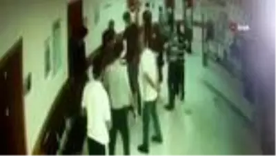 Tartıştığı doktor kapıyı üzerine kapatınca iki parmağı koptu! O anlar kamerada Tartıştığı doktor kapıyı üzerine kapatınca iki parmağı koptu! O anlar kamerada