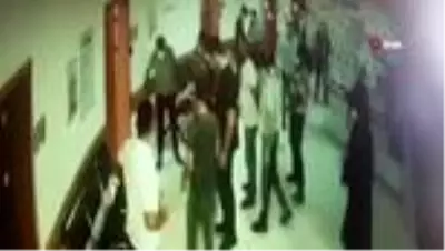 Tartıştığı doktor kapıyı üzerine kapatınca iki parmağı koptu! O anlar kamerada Tartıştığı doktor kapıyı üzerine kapatınca iki parmağı koptu! O anlar kamerada