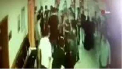 Tartıştığı doktor kapıyı üzerine kapatınca iki parmağı koptu! O anlar kamerada Tartıştığı doktor kapıyı üzerine kapatınca iki parmağı koptu! O anlar kamerada
