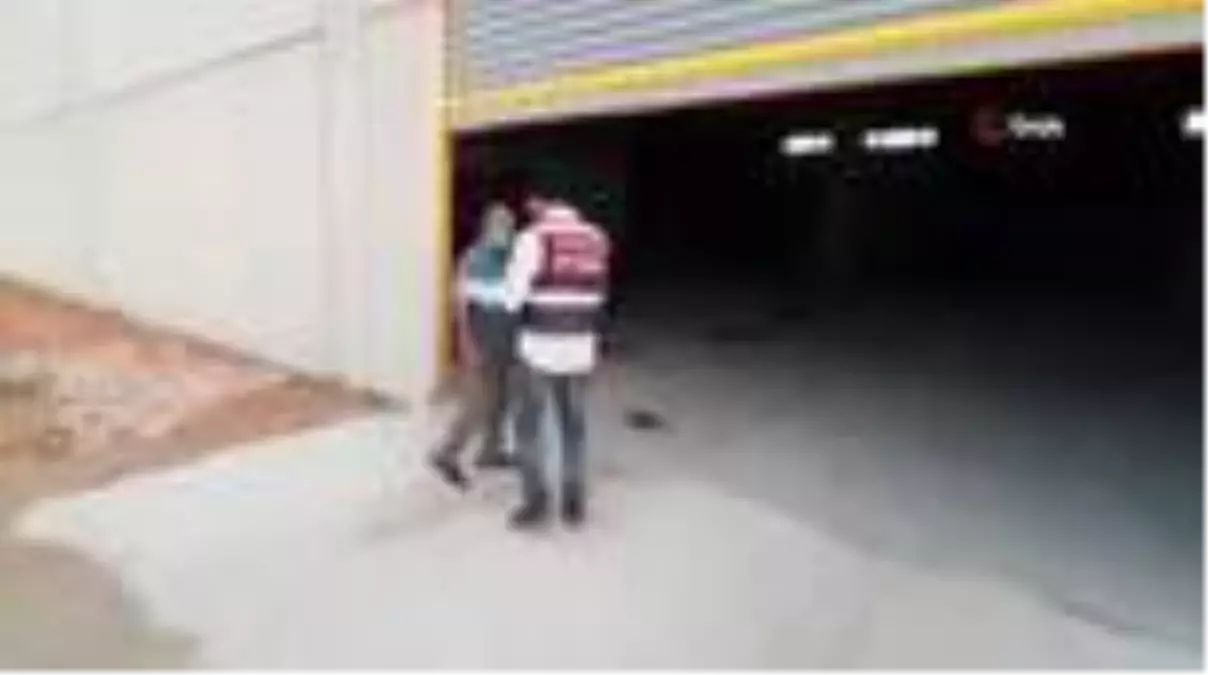 İzmir'de iki ayrı depoya sahte içki operasyonu