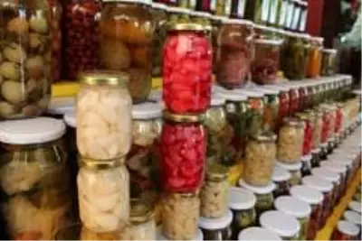 Koronavirüs salgını sonrası sarımsak turşusu yok satıyor