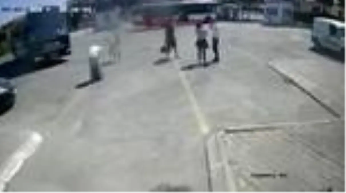 Son dakika haberi: Otomobilin otoparkta bekleyen kadına çarpma anı güvenlik kamerasında