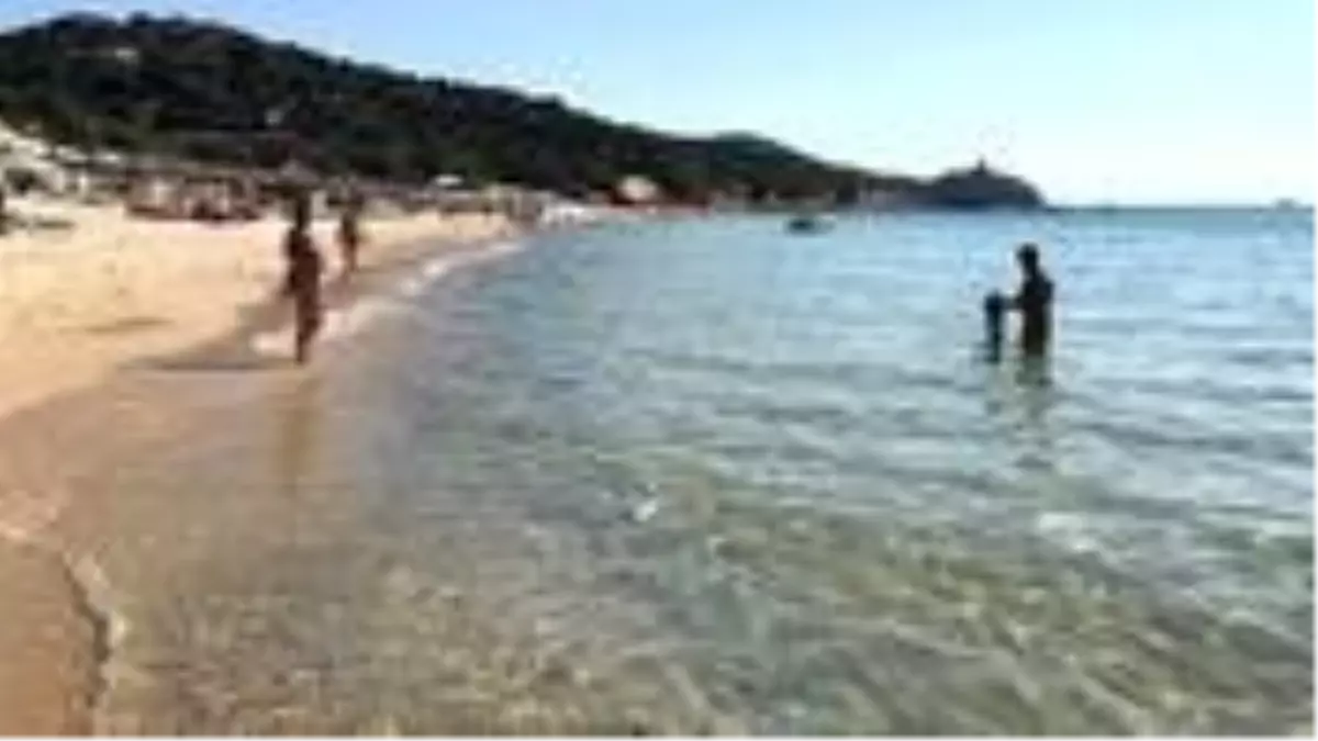 Sardinya Adası'ndan iki kilo kum kaçırmaya çalışan turiste bin dolar ceza kesildi