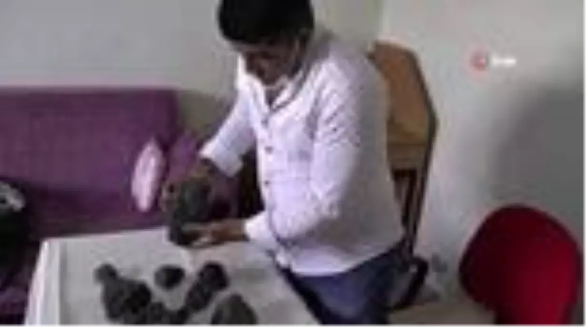 Tarlasında bulduğu taşların incelenmesini istiyor