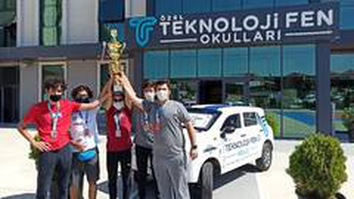 Üniversite ve lise öğrencilerinin geliştirdiği elektrikli araç, TÜBİTAK'ın yarışmasında en iyi görsel tasarım ödülü aldı