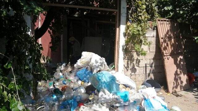 Yaşlı adamın evinden 10 kamyon çöp çıktı