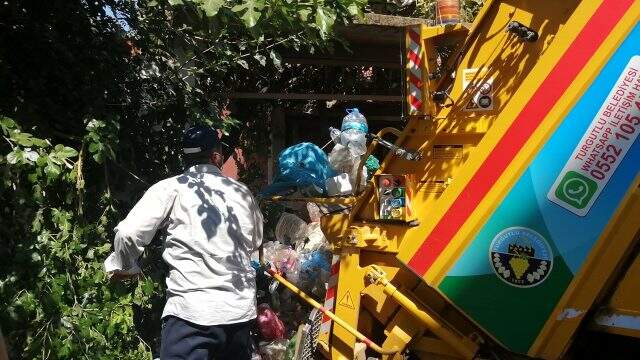 Yaşlı adamın evinden 10 kamyon çöp çıktı