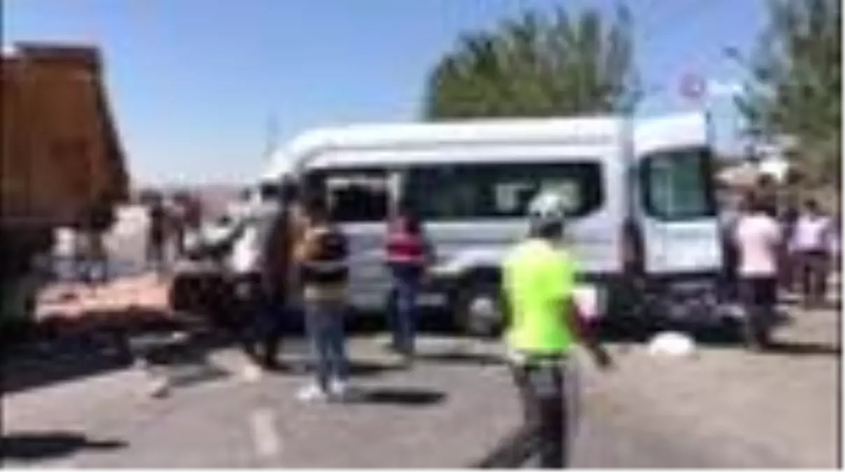 Adiyaman Da Feci Kaza Mevsimlik Iscileri Tasiyan Minibus Ile Hafriyat Kamyonu Carpisti Haberler Haber Ofisi