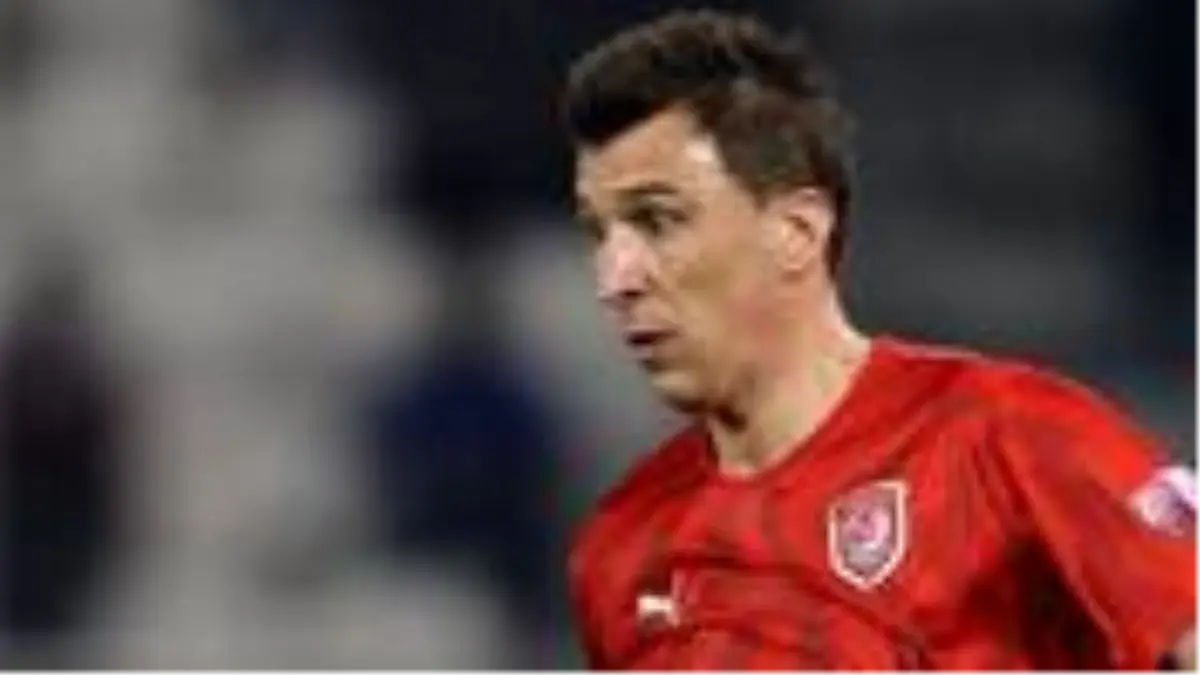 Beşiktaşlı taraftarların 'Come to Beşiktaş' çağrısı yaptığı Mario Mandzukic, Instagram hesabını yoruma kapattı