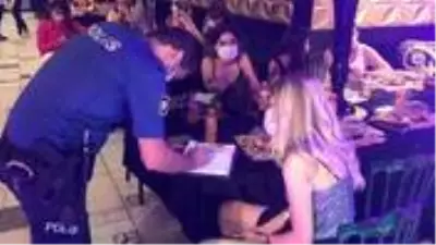 Bursa'da polis ekipleri kaçak kına gecesine baskın düzenledi Bursa'da polis ekipleri kaçak kına gecesine baskın düzenledi