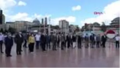 CHP'NİN 97. KURULUŞ YIL DÖNÜMÜNDE İL BAŞKANLIĞI TAKSİM CUMHURİYET ANITI'NA ÇELENK BIRAKTI CHP'NİN 97. KURULUŞ YIL DÖNÜMÜNDE İL BAŞKANLIĞI TAKSİM CUMHURİYET ANITI'NA ÇELENK BIRAKTI