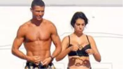 Cristiano Ronaldo, 9,7 milyon TL değerinde reklam anlaşması imzaladı Cristiano Ronaldo, 9,7 milyon TL değerinde reklam anlaşması imzaladı
