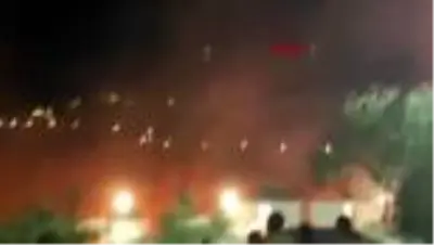 Midilli Adası'nda karantinaya alınan mülteci kampında yangın çıktı Midilli Adası'nda karantinaya alınan mülteci kampında yangın çıktı