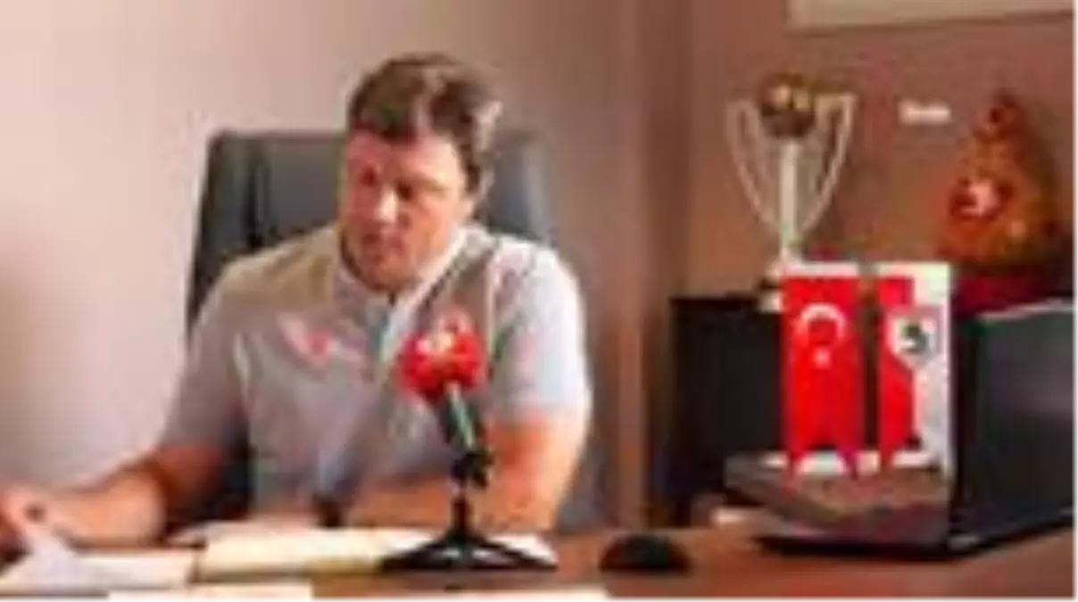 Ertuğrul Sağlam: 'Şampiyon olurken herkesin parmakla göstereceği sempatik bir takım olmak...