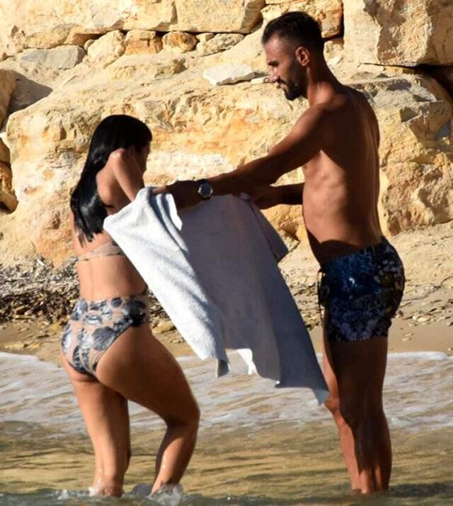 Eski futbolcu Selçuk Şahin, havluyla eşinin denizden çıkmasını beklerken kameralara yakalandı Eski futbolcu Selçuk Şahin, havluyla eşinin denizden çıkmasını beklerken kameralara yakalandı