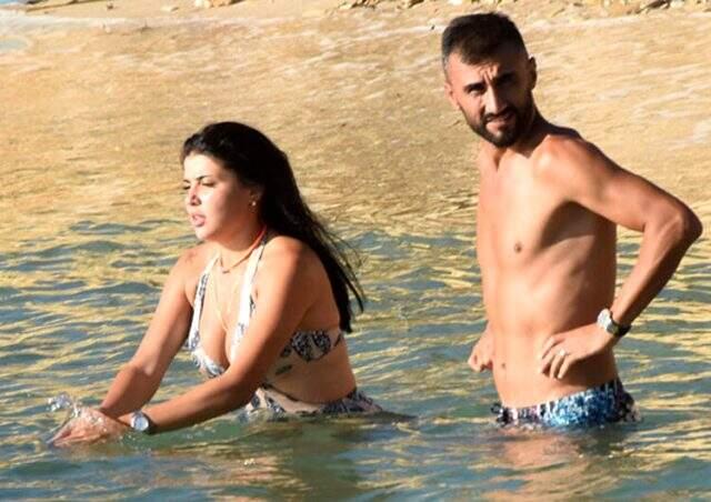 Eski futbolcu Selçuk Şahin, havluyla eşinin denizden çıkmasını beklerken kameralara yakalandı Eski futbolcu Selçuk Şahin, havluyla eşinin denizden çıkmasını beklerken kameralara yakalandı