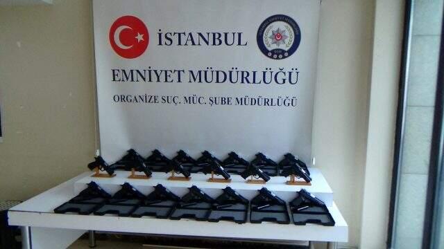 Eski Süper Lig futbolcusu, silah kaçakçılığından tutuklandı Eski Süper Lig futbolcusu, silah kaçakçılığından tutuklandı