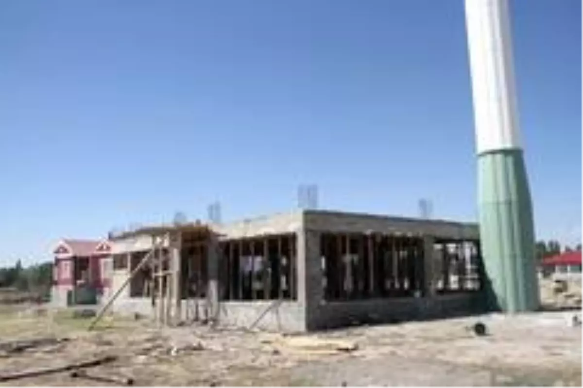 Hayırseverlerin yaptırdığı cami hızla yükseliyor