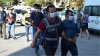 Husumetli iki grup arasında silahlı çatışma çıktı: 1 kişi hayatını kaybetti Husumetli iki grup arasında silahlı çatışma çıktı: 1 kişi hayatını kaybetti