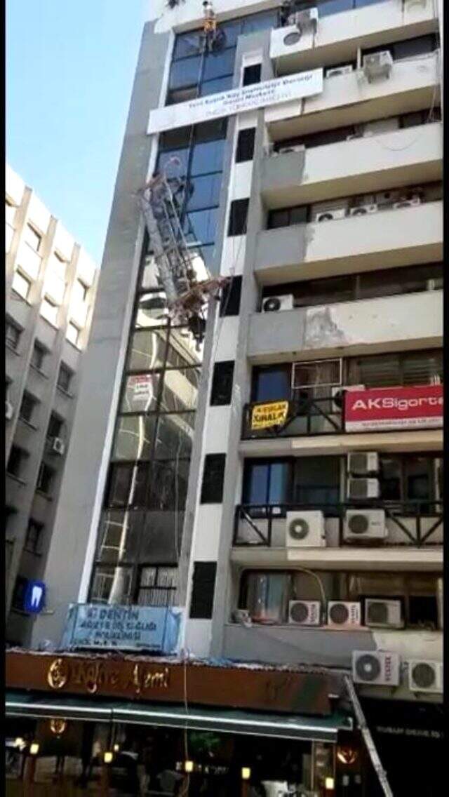 İskelenin halatı koptu, 2 işçi ölümden döndü! O anlar kamerada