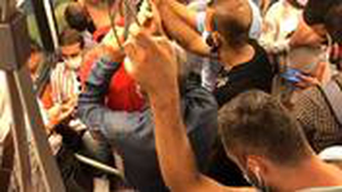 İstanbul ulaşımında yeni kurallar netleşti: Metroda kapasitenin yarısı, otobüslerde 3'te 1'i kadar ayakta yolcu alınacak