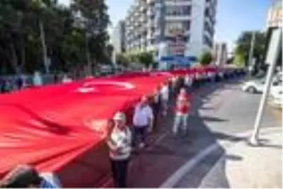 İzmir'in kurtuluşun 98'inci yıl dönümünde zafer yürüyüşü İzmir'in kurtuluşun 98'inci yıl dönümünde zafer yürüyüşü
