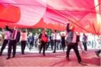İzmir'in kurtuluşun 98'inci yıl dönümünde zafer yürüyüşü İzmir'in kurtuluşun 98'inci yıl dönümünde zafer yürüyüşü