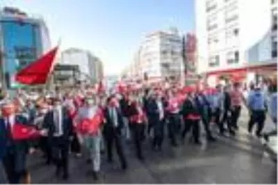 İzmir'in kurtuluşun 98'inci yıl dönümünde zafer yürüyüşü İzmir'in kurtuluşun 98'inci yıl dönümünde zafer yürüyüşü