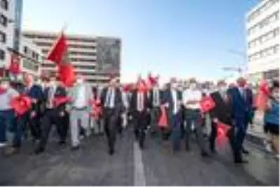 İzmir'in kurtuluşun 98'inci yıl dönümünde zafer yürüyüşü İzmir'in kurtuluşun 98'inci yıl dönümünde zafer yürüyüşü