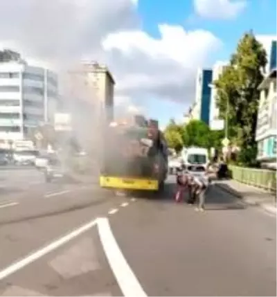 Kadıköy'de İETT otobüsü alev topuna döndü Kadıköy'de İETT otobüsü alev topuna döndü
