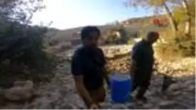 KARABÜK Kanyondaki derede kuruyan yavru balıkları kurtardılar KARABÜK Kanyondaki derede kuruyan yavru balıkları kurtardılar
