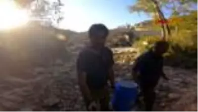 KARABÜK Kanyondaki derede kuruyan yavru balıkları kurtardılar KARABÜK Kanyondaki derede kuruyan yavru balıkları kurtardılar