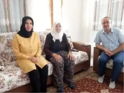 Son dakika haber: Kaymakamlık personeli şehit annesini ziyaret etti Son dakika haber: Kaymakamlık personeli şehit annesini ziyaret etti