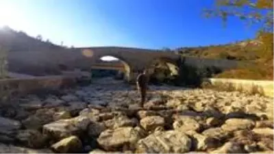 Kuruma noktasına gelen kanyondaki dereden yavru balıkları böyle kurtardılar Kuruma noktasına gelen kanyondaki dereden yavru balıkları böyle kurtardılar