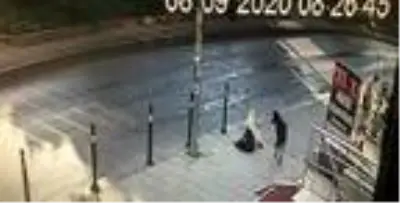 Başıboş köpekler işe giden genç kadını parçalıyordu! Saldırı anı kamerada Başıboş köpekler işe giden genç kadını parçalıyordu! Saldırı anı kamerada