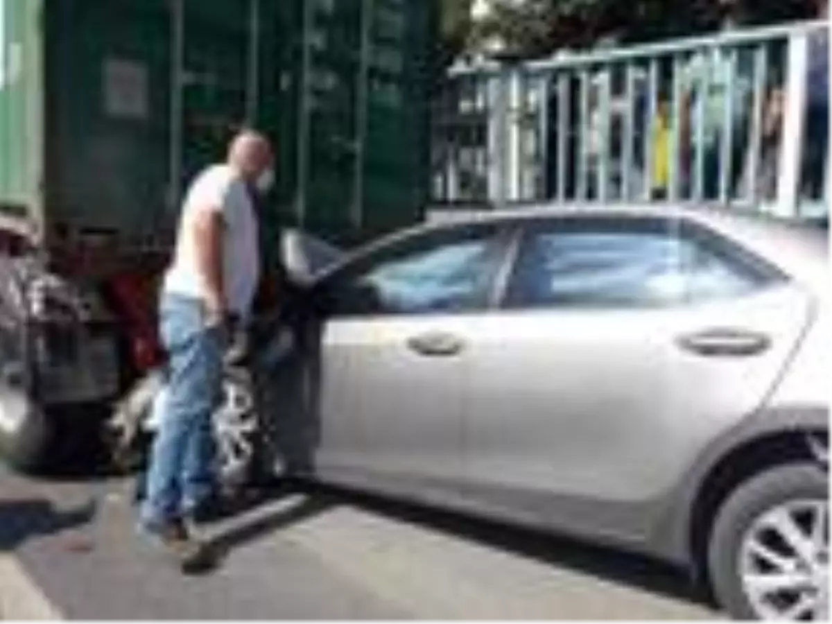 Otomobil yol kenarında park halindeki TIR'a çarptı: 3 yaralı