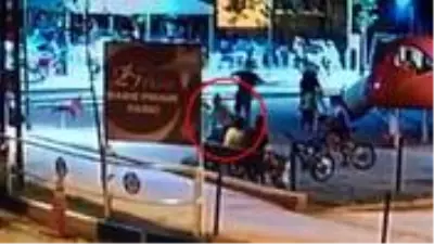 33 yaşındaki kadının 11 yaşındaki çocuğu acımasızca dövdüğü anlar kamerada! 33 yaşındaki kadının 11 yaşındaki çocuğu acımasızca dövdüğü anlar kamerada!