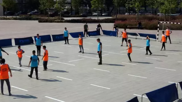Pendik Belediyesi, sosyal mesafeli futbol etkinliği gerçekleştirdi Pendik Belediyesi, sosyal mesafeli futbol etkinliği gerçekleştirdi