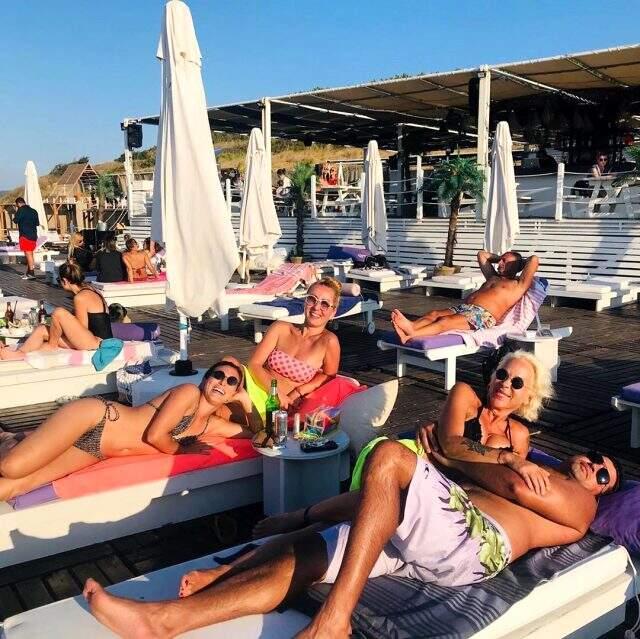 Plajda aşka gelen Billur Kalkavan, genç sevgilisiyle sarmaş dolaş pozlar verdi Plajda aşka gelen Billur Kalkavan, genç sevgilisiyle sarmaş dolaş pozlar verdi