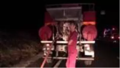 Seyir halindeki otomobilde çıkan yangın ormana sıçradı (2) Seyir halindeki otomobilde çıkan yangın ormana sıçradı (2)