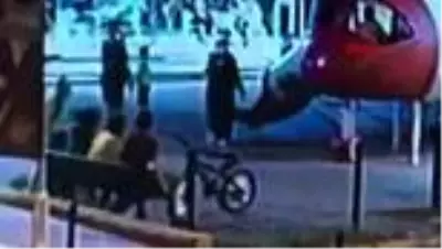 33 yaşındaki kadının 11 yaşındaki çocuğu acımasızca dövdüğü anlar kamerada! 33 yaşındaki kadının 11 yaşındaki çocuğu acımasızca dövdüğü anlar kamerada!