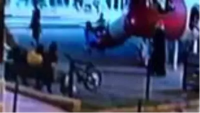 33 yaşındaki kadının 11 yaşındaki çocuğu acımasızca dövdüğü anlar kamerada! 33 yaşındaki kadının 11 yaşındaki çocuğu acımasızca dövdüğü anlar kamerada!