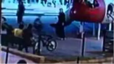 33 yaşındaki kadının 11 yaşındaki çocuğu acımasızca dövdüğü anlar kamerada! 33 yaşındaki kadının 11 yaşındaki çocuğu acımasızca dövdüğü anlar kamerada!