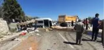 Siverek: Yolcu minibüsü, hafriyat kamyonuna çarpınca yol kan gölüne döndü: 1 ölü, 19 yaralı Siverek: Yolcu minibüsü, hafriyat kamyonuna çarpınca yol kan gölüne döndü: 1 ölü, 19 yaralı