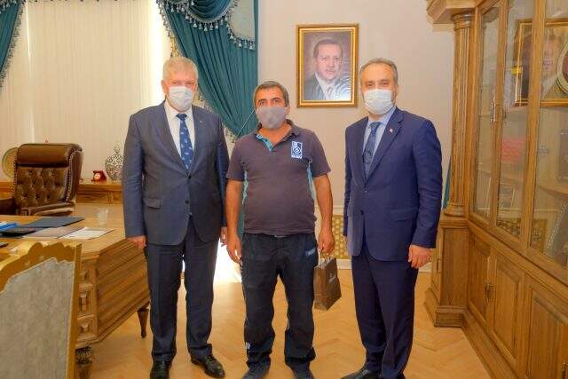10 çeyrek altını kanalizasyondan çıkaran BUSKİ çalışanları ödüllendirildi
