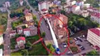 Boyu 65 metre, ağırlığı 18 ton! Türbin kanadı koca koca binaların arasından böyle taşındı Boyu 65 metre, ağırlığı 18 ton! Türbin kanadı koca koca binaların arasından böyle taşındı