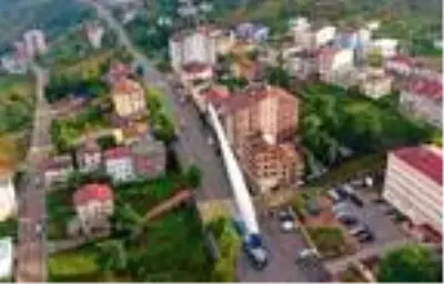 Boyu 65 metre, ağırlığı 18 ton! Türbin kanadı koca koca binaların arasından böyle taşındı Boyu 65 metre, ağırlığı 18 ton! Türbin kanadı koca koca binaların arasından böyle taşındı